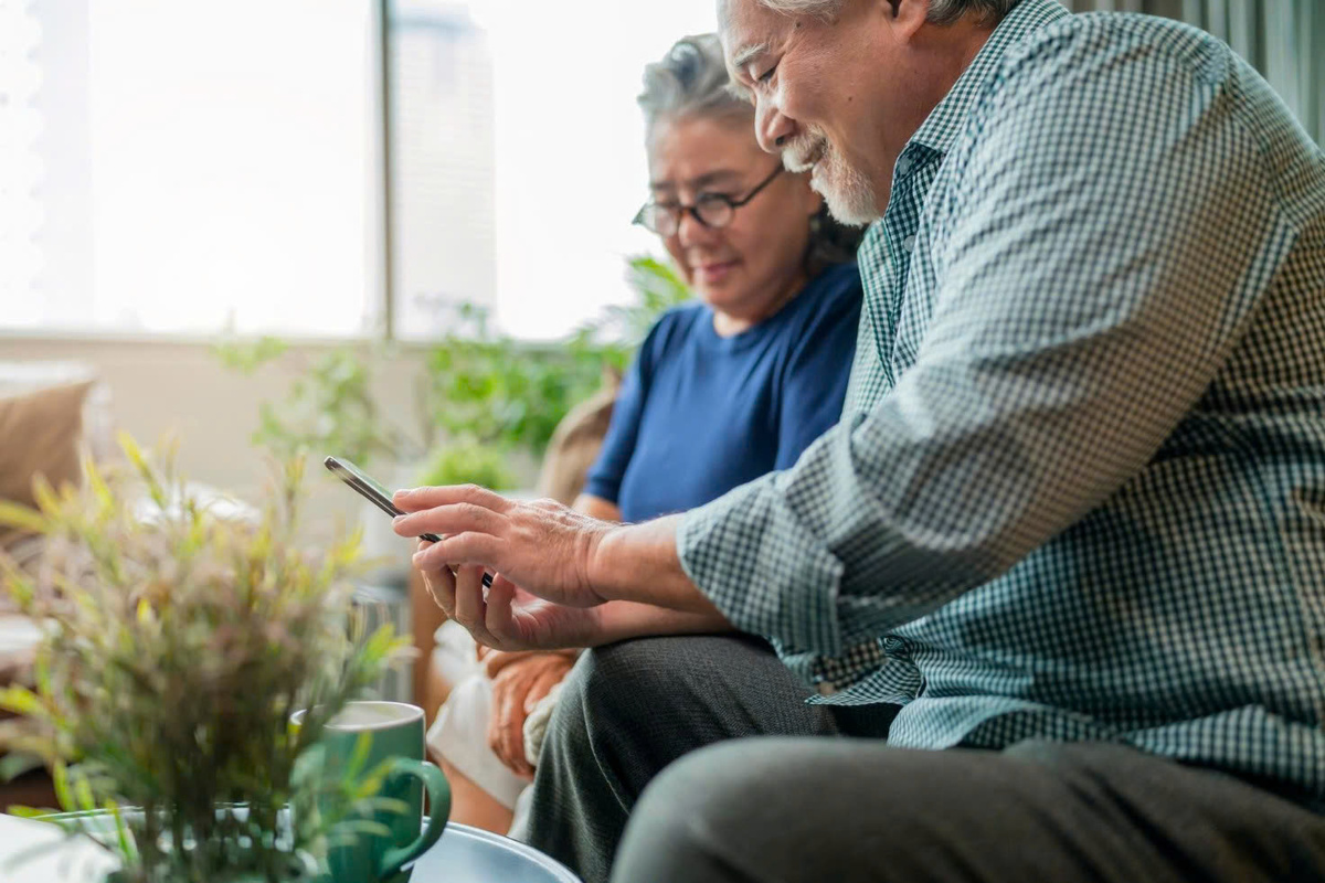 Senior Cell Phone Plans with Free Phones – Best Options For 2025