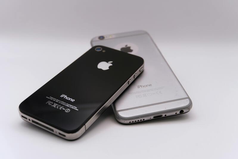 How-to-remove-iPhone-SIM-card-without-tool