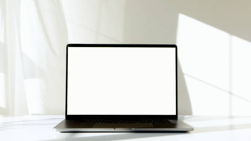 how-to-clean-laptop-screen-1
