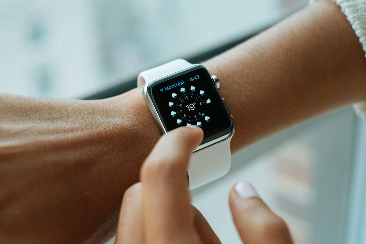 Smart Watch With SIM Card: How It Works and Is It Worth It?