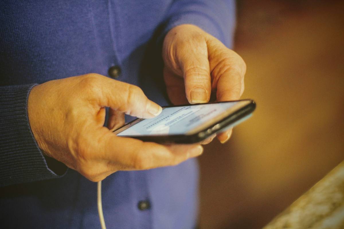 Best Cell Phone for Elderly in 2026: Simple & Easy-to-Use Options